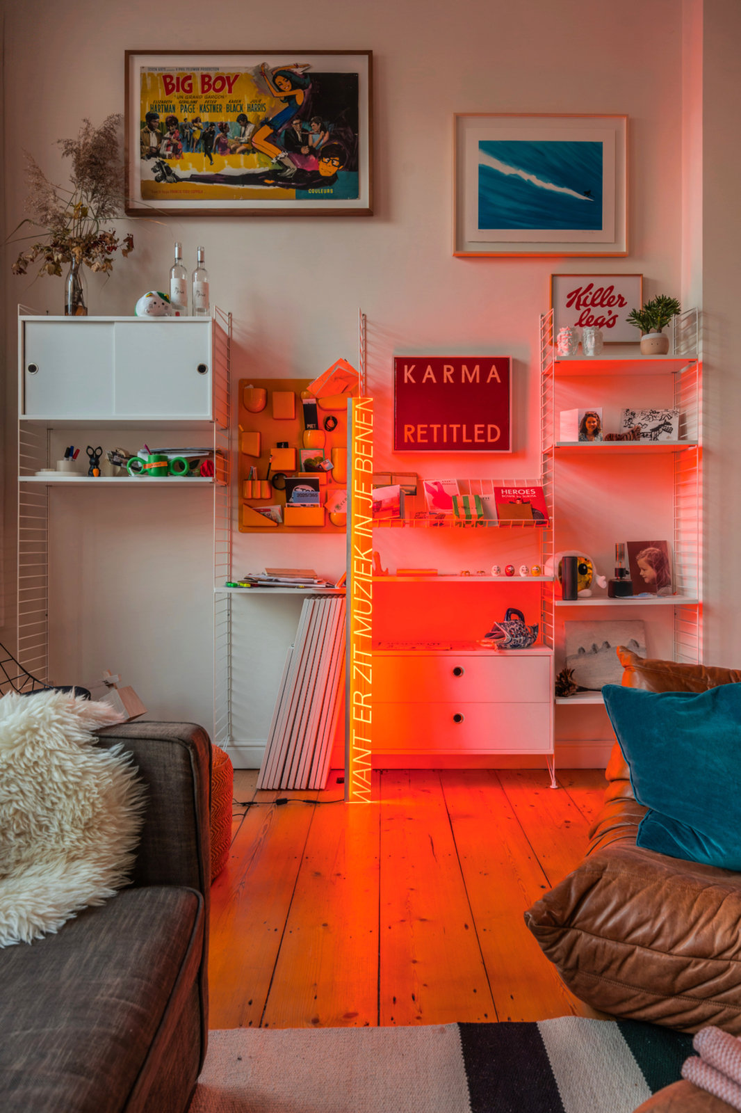 Een Lichtvizier lichtobject van Alanis Blondeel in een woonkamer