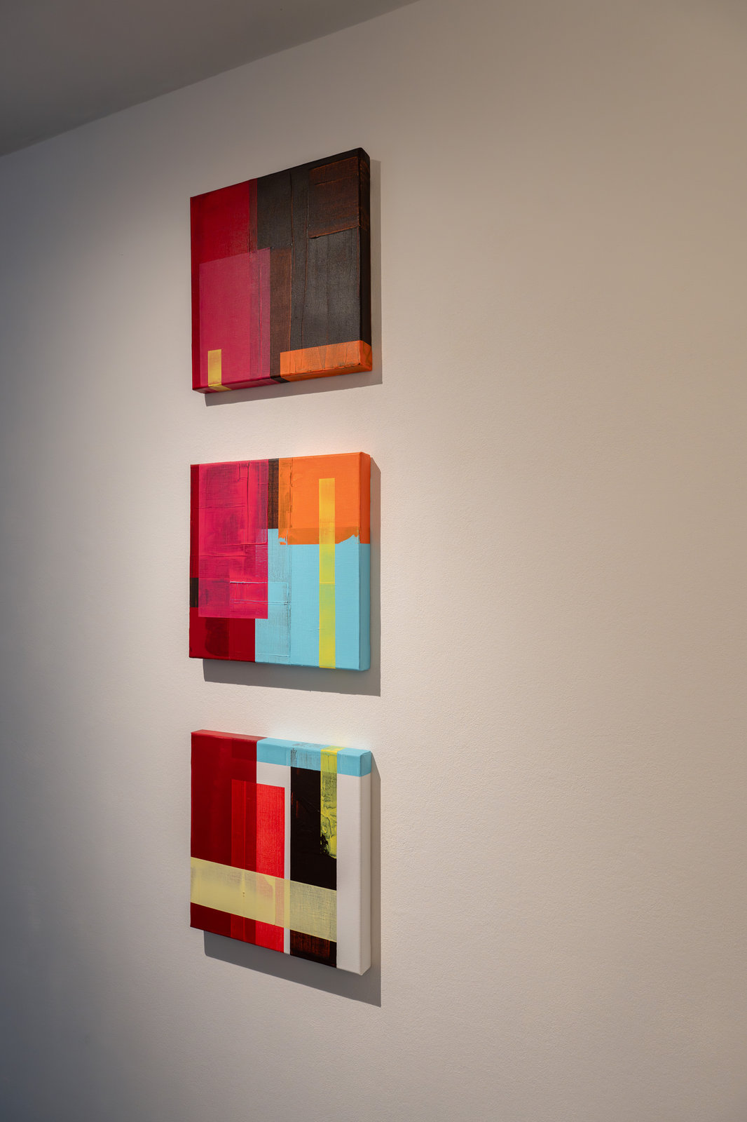 Onder de Lagen I, schilderij van Alanis Blondeel, drieluik 40 × 40 cm